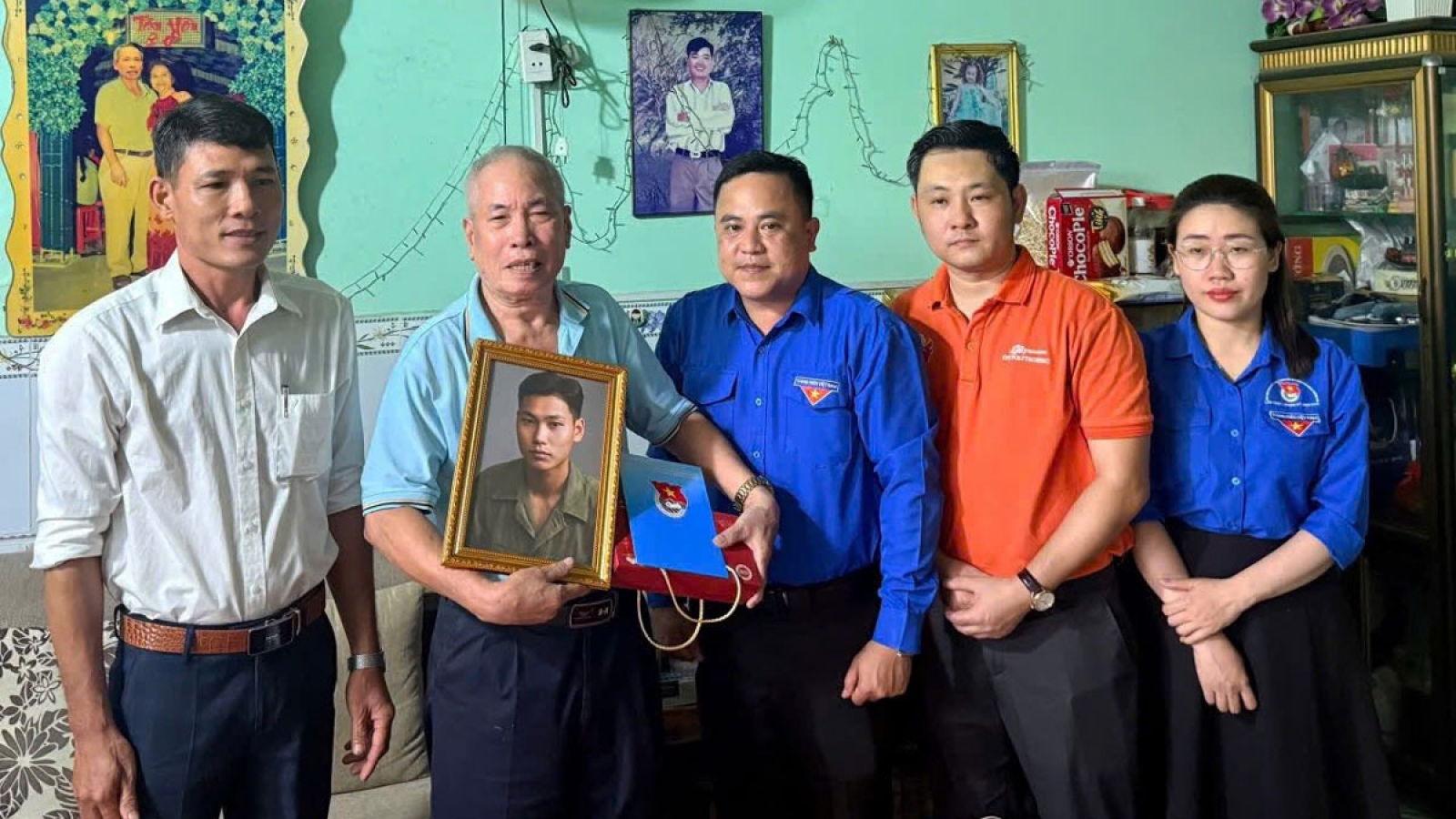 Ấm lòng những bức ảnh phục dựng trao tay thân nhân liệt sĩ tại Đồng Nai