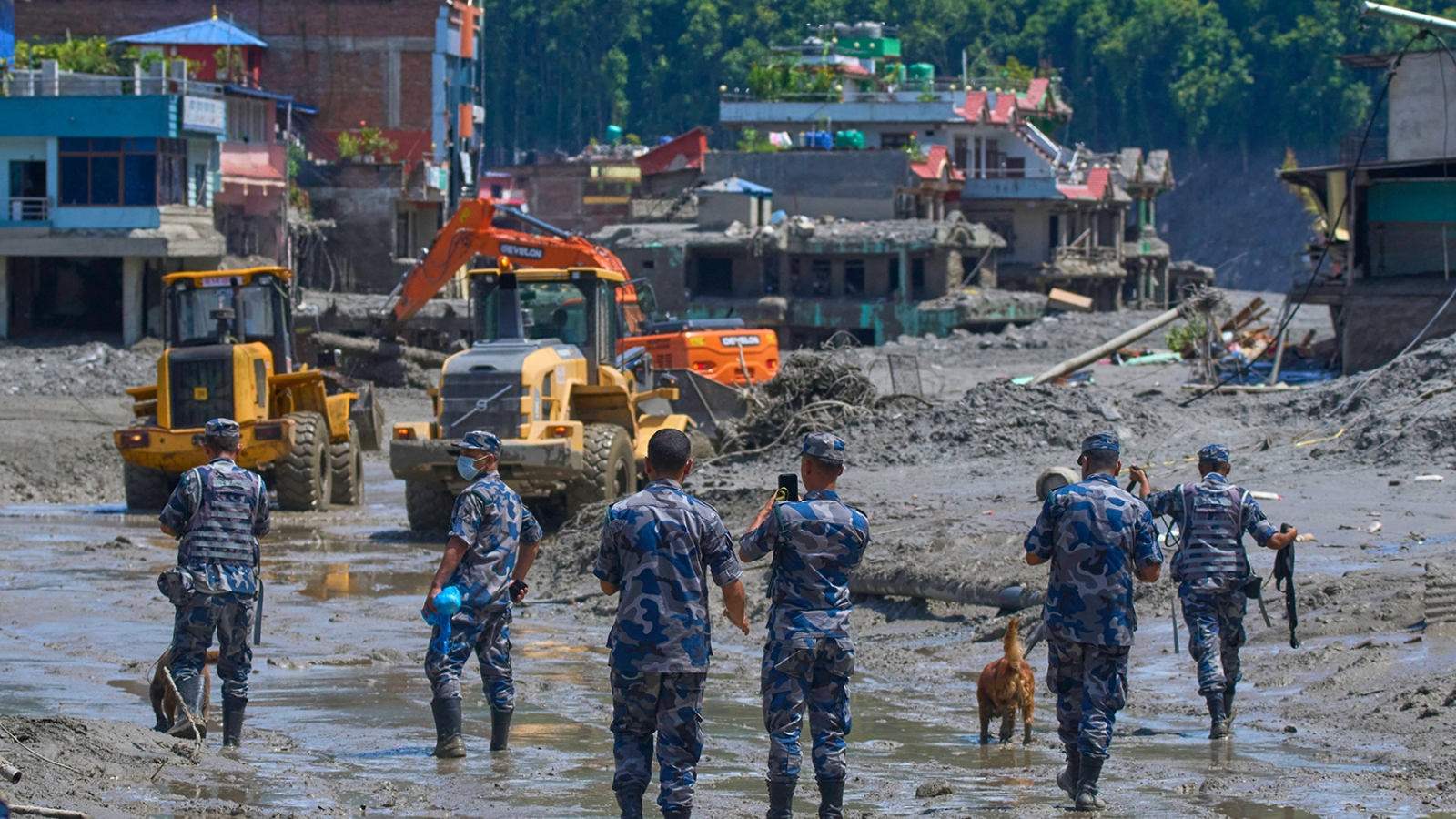 Nạn nhân lũ quét Nepal kể lại khoảnh khắc mọi thứ bị cuốn phăng trước mắt
