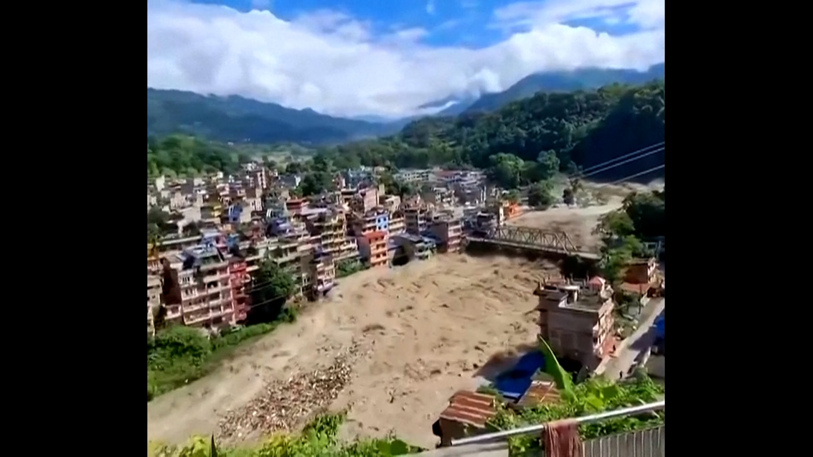 Lũ quét như sóng thần ở Nepal khiến ít nhất 160 người thiệt mạng