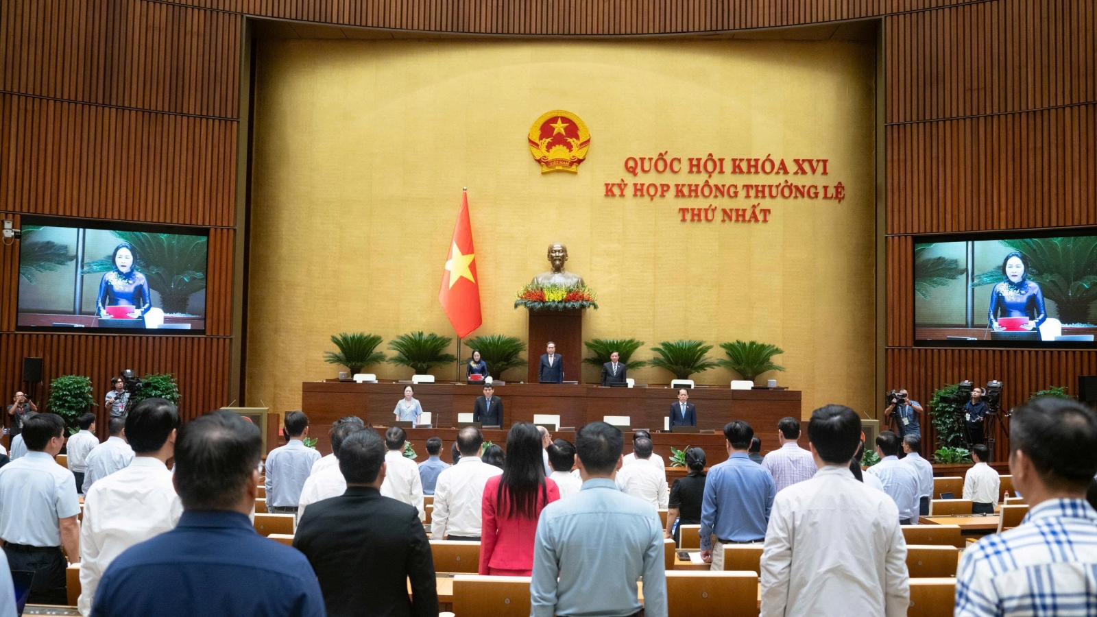 Quốc hội Việt Nam dành phút mặc niệm Chủ tịch Quốc hội Lào Saysomphone Phomvihane
