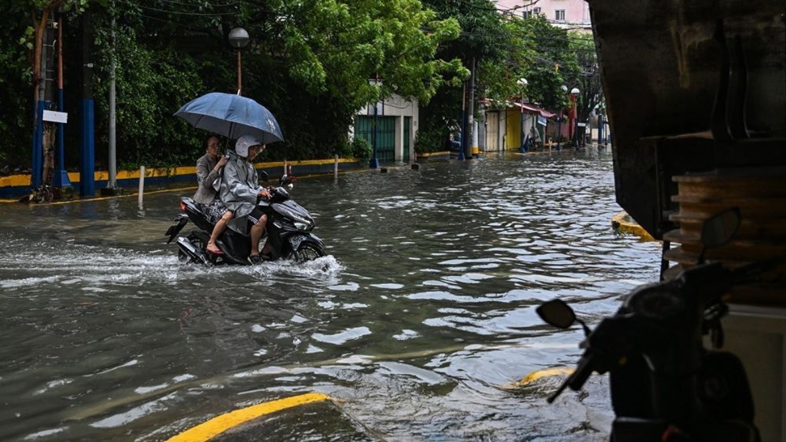 Philippines đóng cửa nhiều trường học, văn phòng do mưa lớn