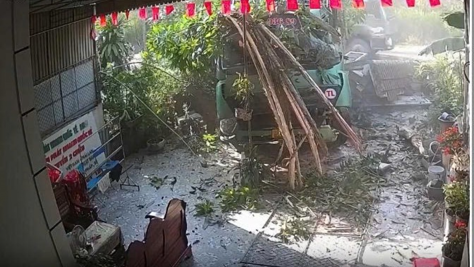 Clip: Xe tải mất lái, húc đổ cổng nhà dân