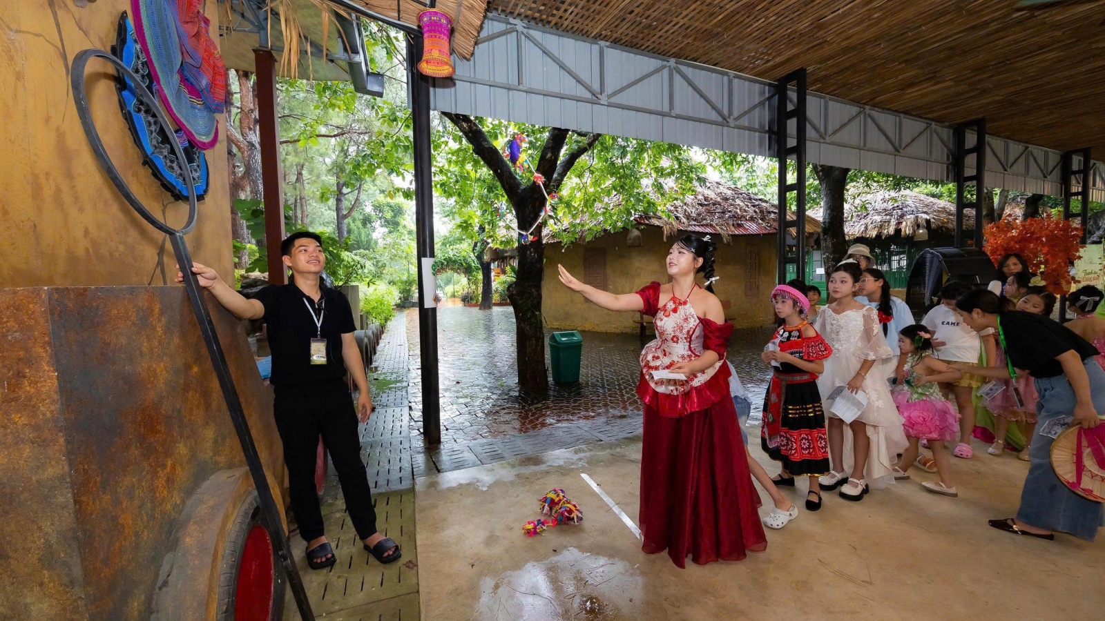 MC nhí thời công nghệ học dẫn chương trình từ trò chơi dân gian