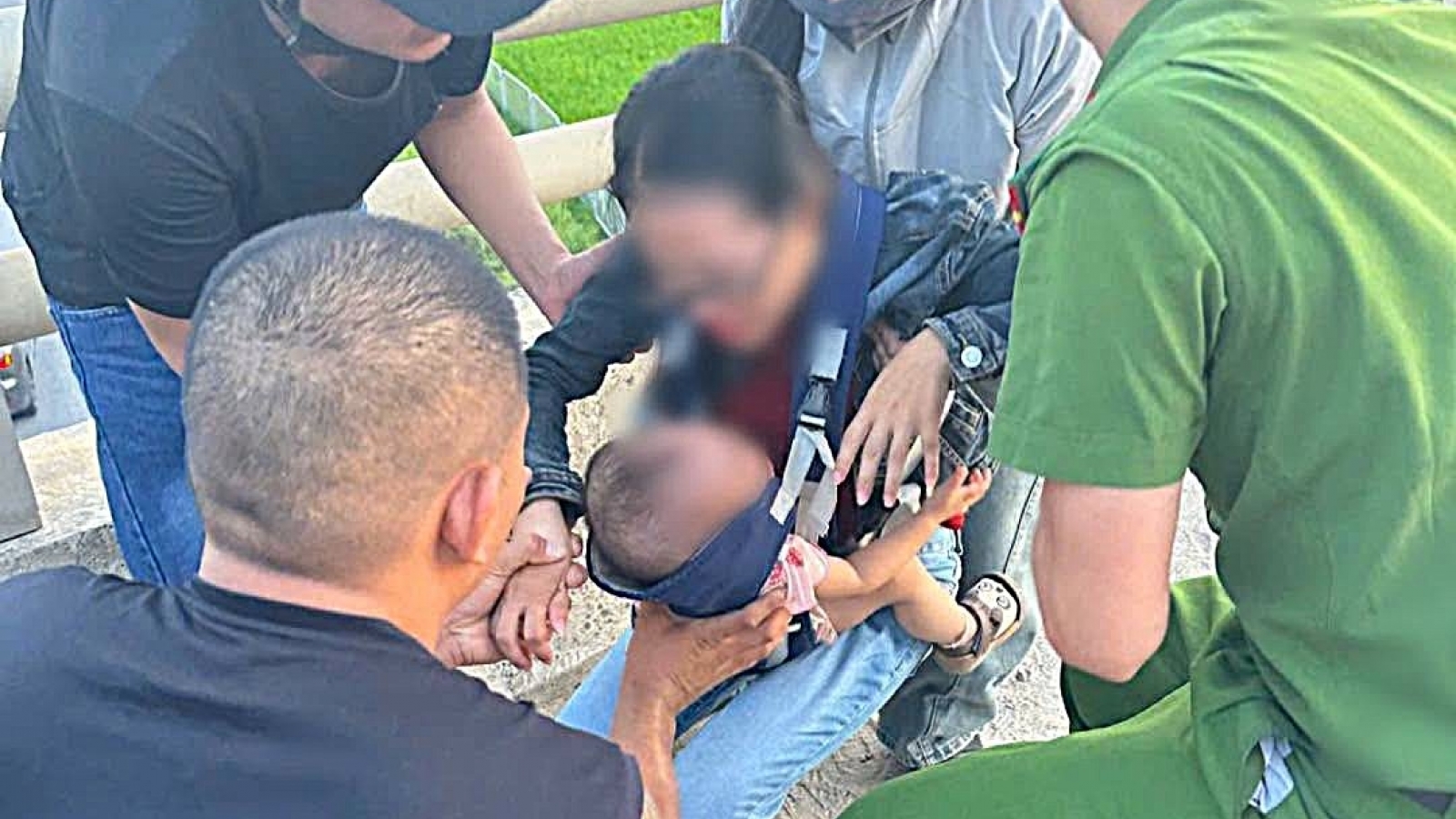 Ngăn chặn người phụ nữ ở Nghệ An ôm con nhỏ có ý định tự tử