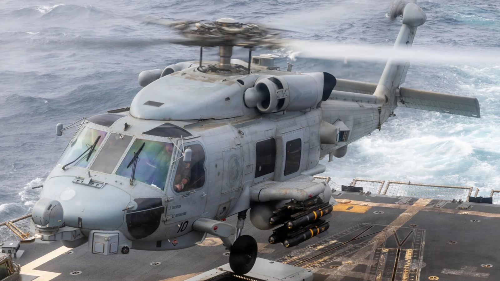 Sức mạnh “Diều hâu biển” MH-60R mang tên lửa Hellfire trên tàu khu trục Mỹ