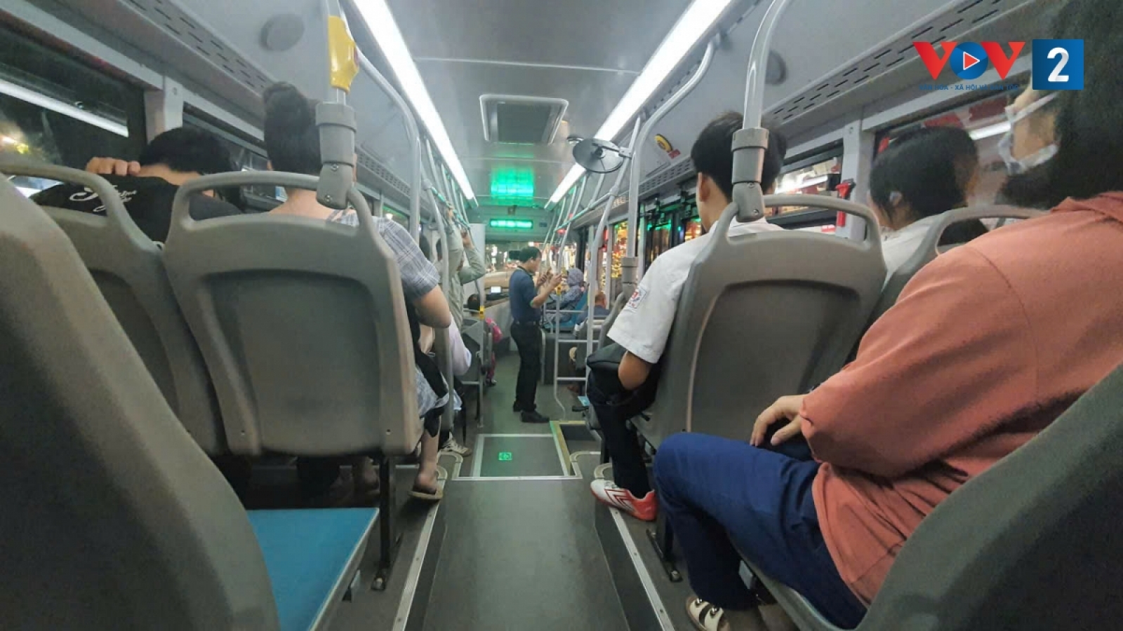 Từ bỏ xe máy sau hơn một tháng đi xe buýt miễn phí