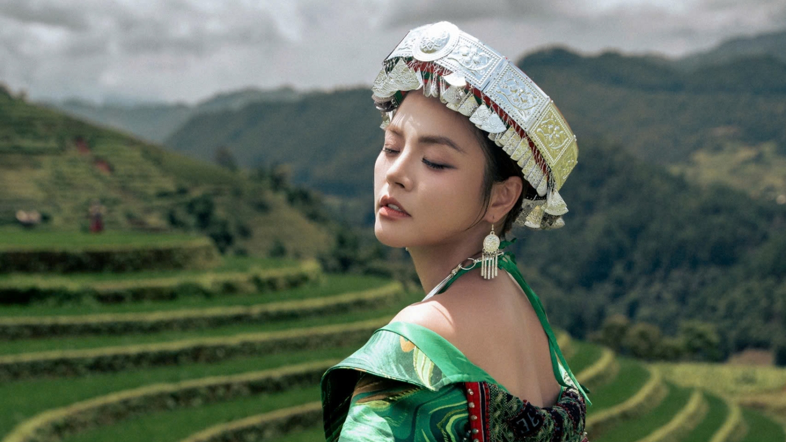 Thu Quỳnh, Tú Oanh diễn thời trang giữa ruộng bậc thang Mù Cang Chải