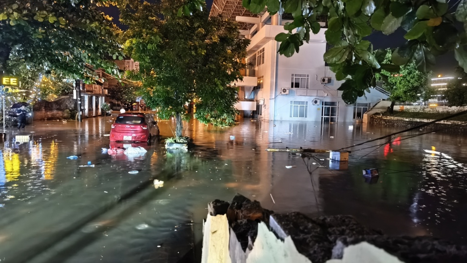 Mưa lớn gây ngập nặng nhiều tuyến phố tại phường Điện Biên Phủ, tỉnh Điện Biên