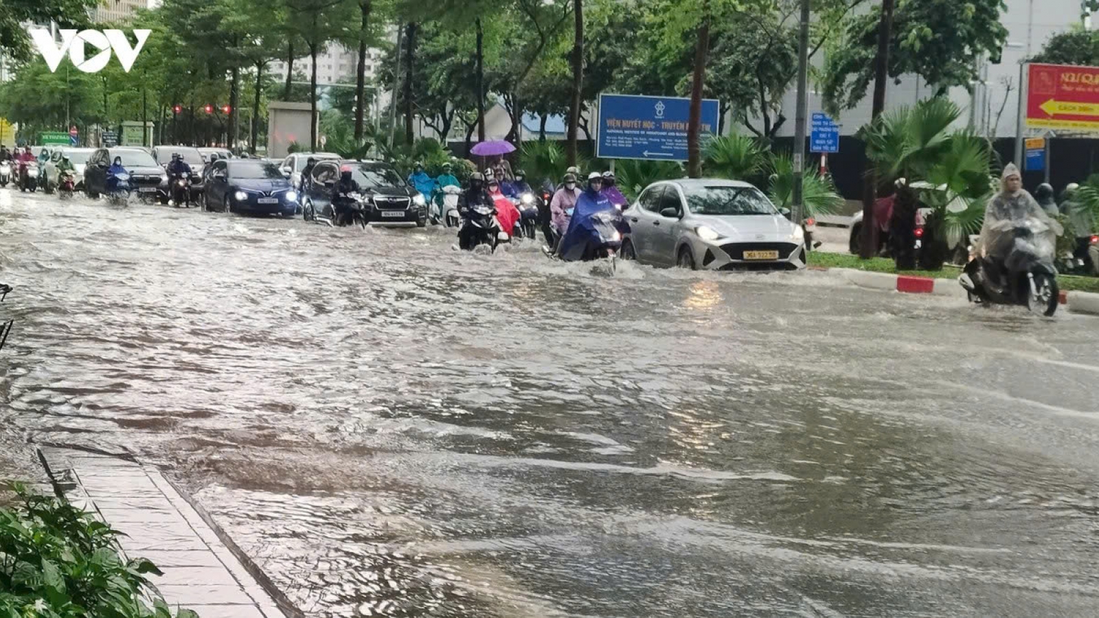 Hà Nội huy động hàng nghìn nhân sự ứng phó với bão số 4 và mưa lớn