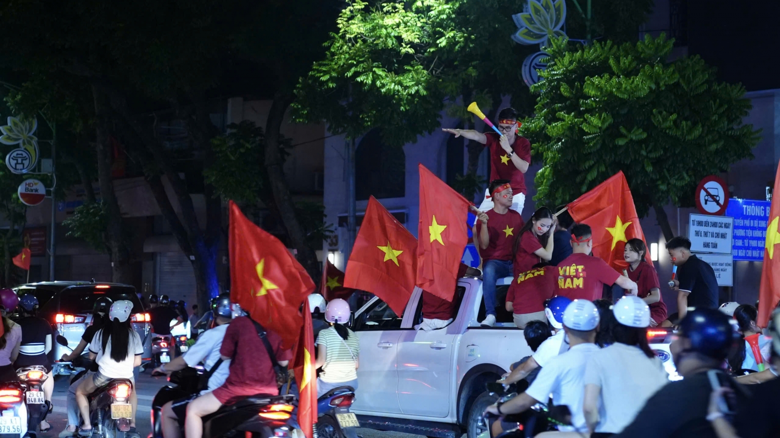 Hà Nội một đêm rực sắc cờ mừng chiến thắng của ĐT Việt Nam