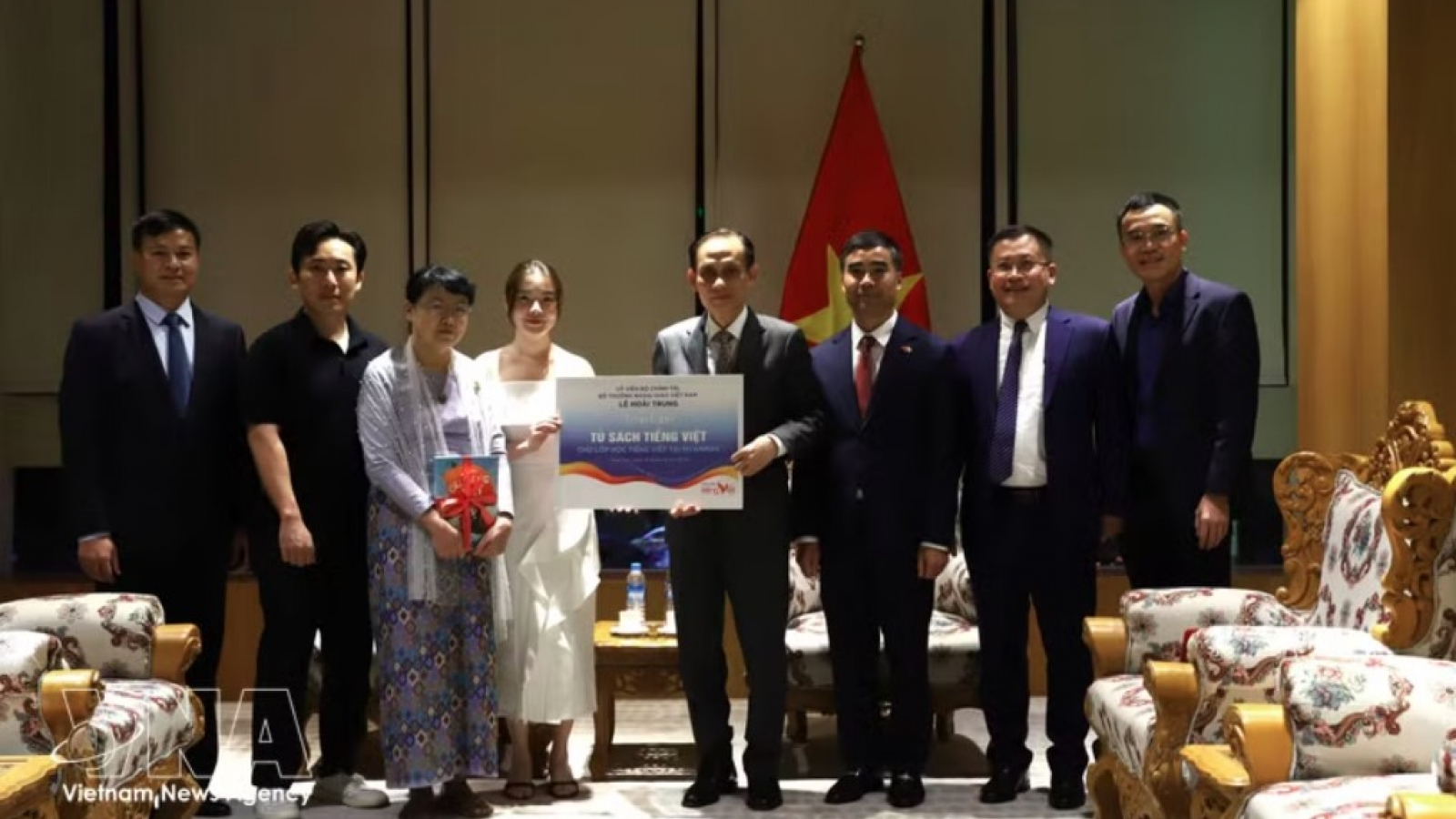 Minister of Foreign Affairs presents books, meets with VNese businesses in Myanmar