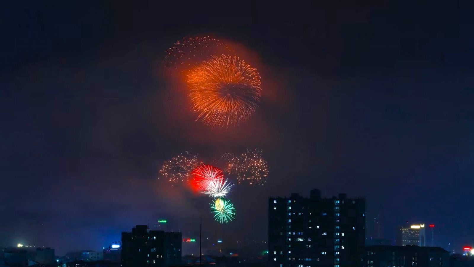 Hàng nghìn người đội mưa xem đại nhạc hội “Nghệ An - nơi ánh dương bừng sáng”