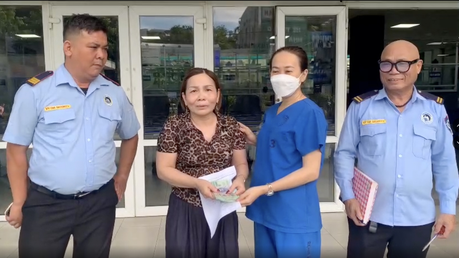 Nhân viên y tế Bệnh viện Đà Nẵng trả lại tiền người bệnh đánh rơi