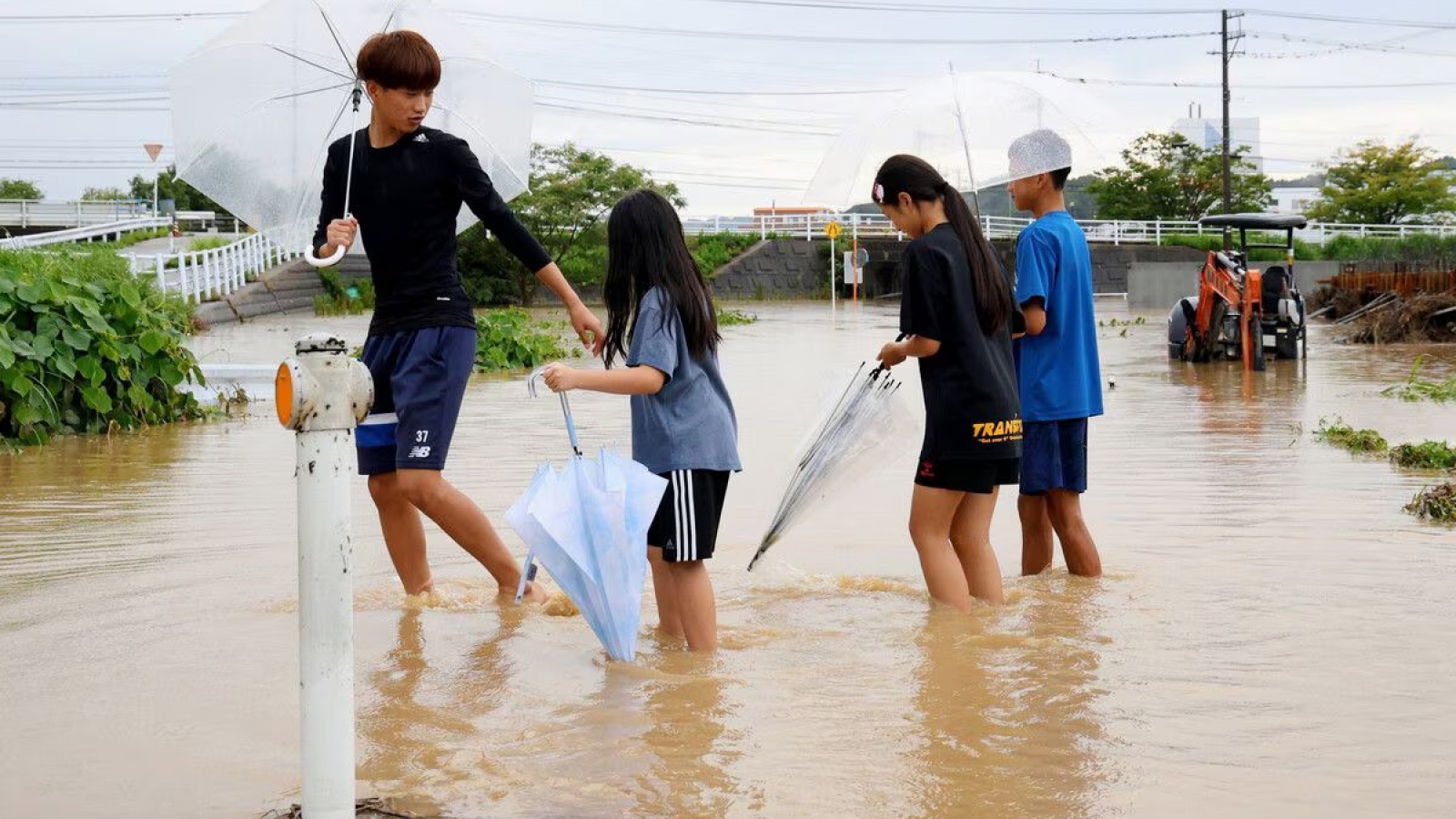 Mưa kỷ lục, gần 100.000 người ở Nhật Bản phải sơ tán