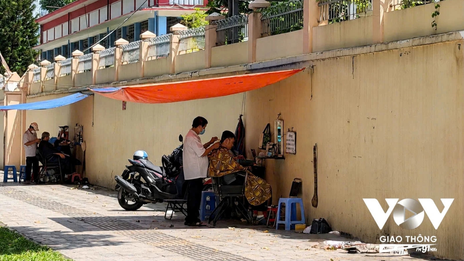 Hớt tóc vỉa hè, nơi những chiếc ghế cũ níu giữ chuyện Sài Gòn