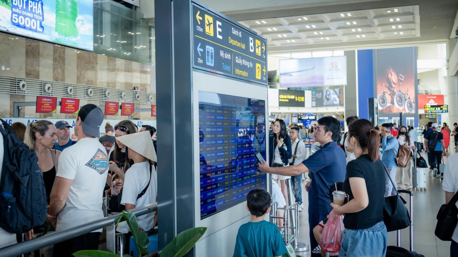 Sân bay Nội Bài nhộn nhịp trước kỳ nghỉ lễ, hành khách hào hứng làm sinh trắc học