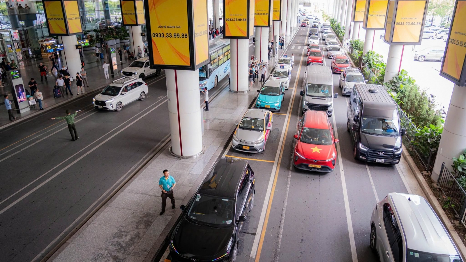 Sân bay Nội Bài cho xe biển vàng đón khách trước sảnh Nhà ga T1