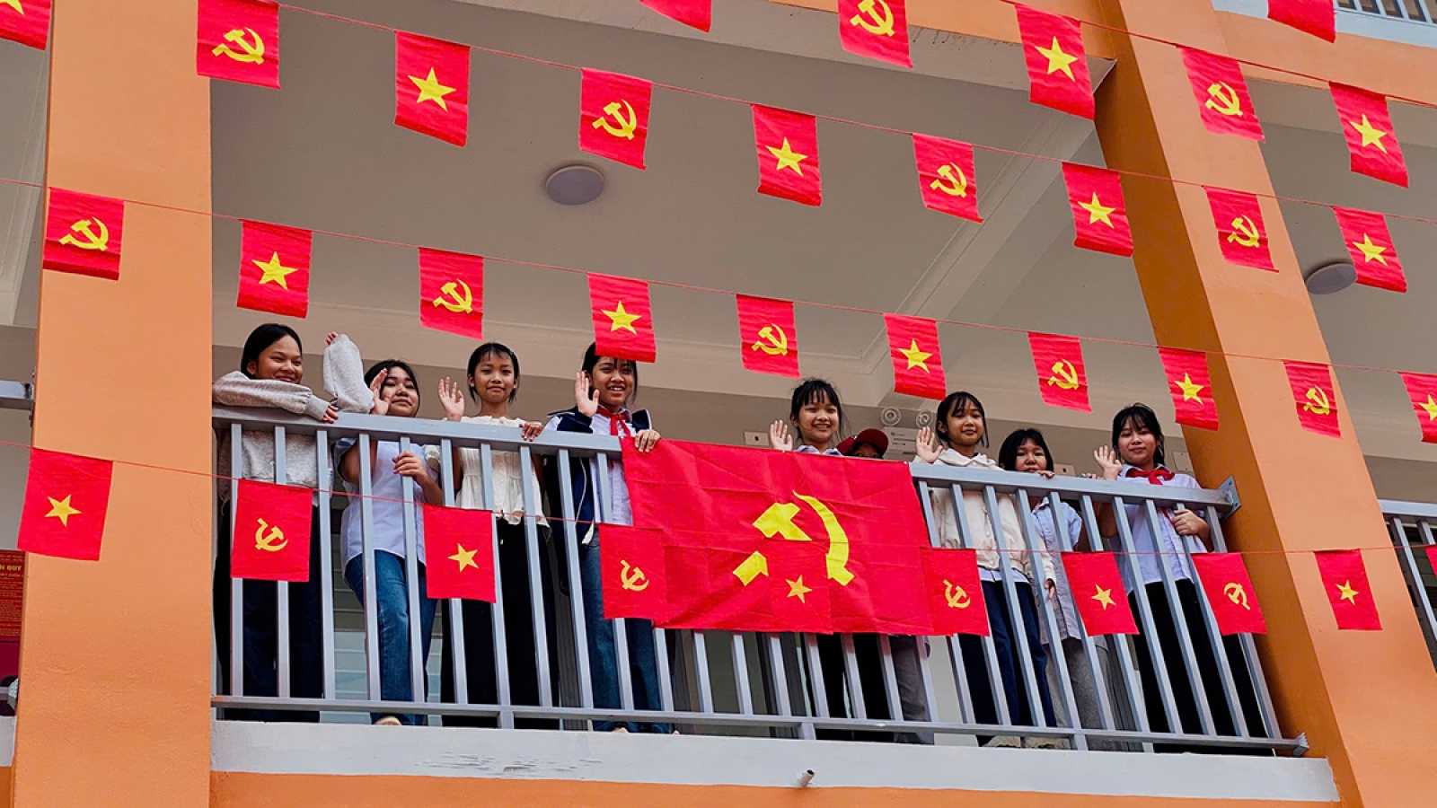 Học sinh háo hức đi học ở các trường nội trú liên cấp khu vực biên giới Điện Biên