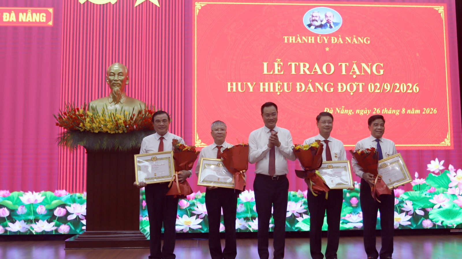 Đà Nẵng trao Huy hiệu Đảng tặng 32 đảng viên dịp 2/9