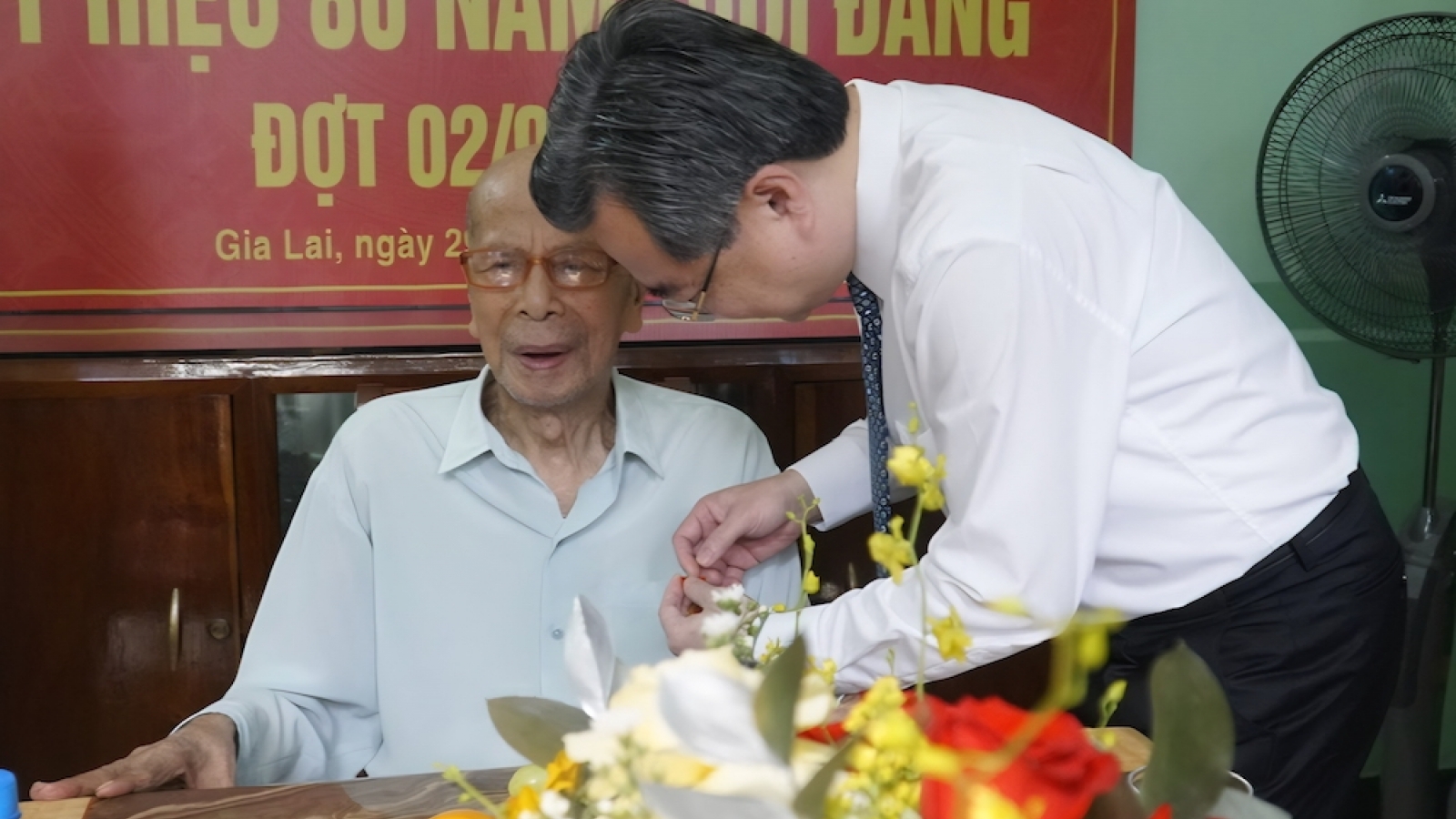 Ông Nguyễn Thanh Nghị trao Huy hiệu 80 năm tuổi Đảng cho 2 đảng viên tại Gia Lai
