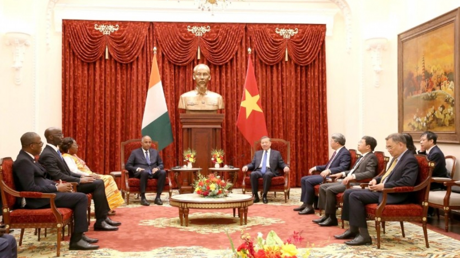 Party and State leader proposes expanding trade, investment with Côte d'Ivoire