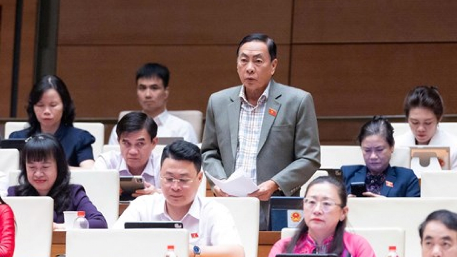 Nguồn dự phòng tăng lương: Thay vì giữ trong “két sắt” nên cho địa phương chi