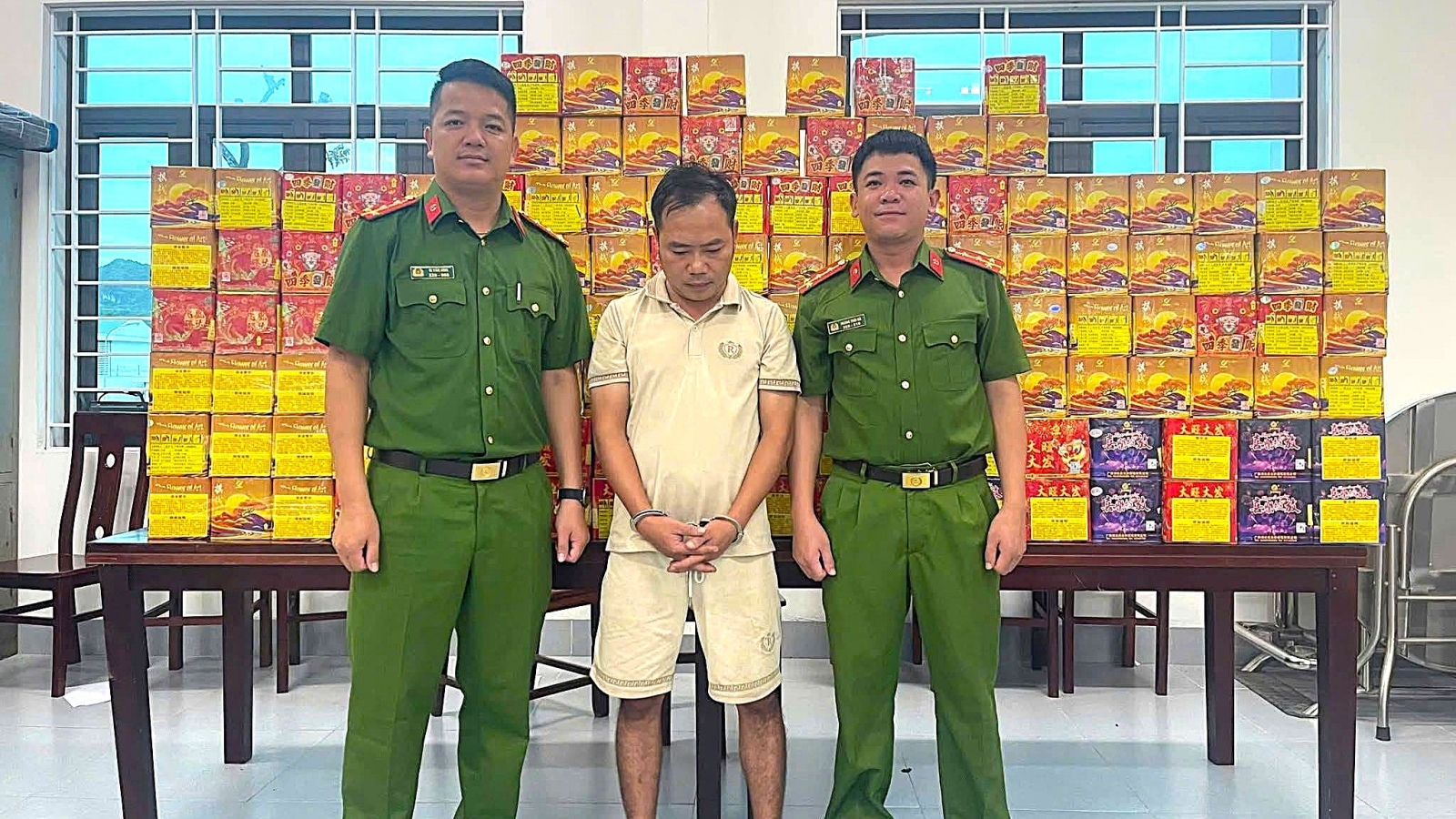 Bắt quả tang đối tượng buôn bán hơn 250 kg pháo nổ