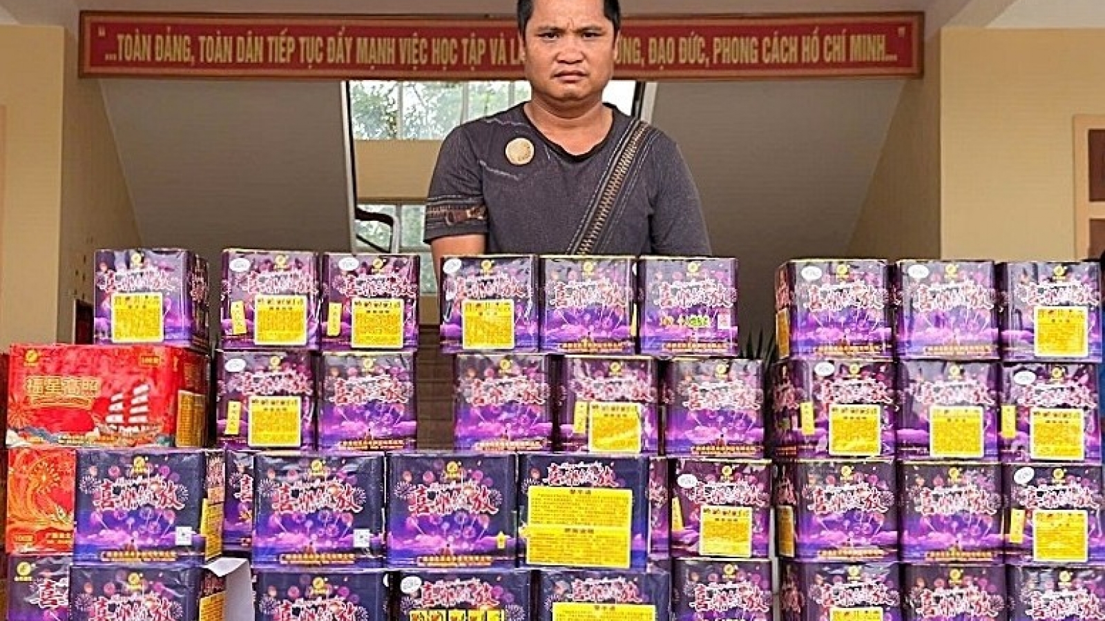 Bắt giữ đối tượng mua bán trái phép gần 3 tạ pháo hoa nổ
