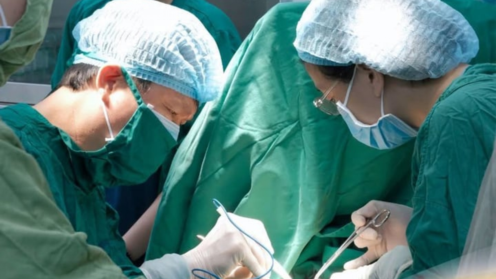 Kết quả sinh thiết lành tính, bác sĩ vẫn phát hiện ung thư trên bàn mổ