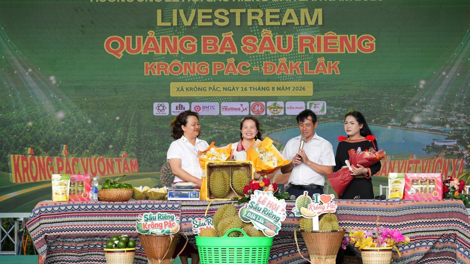 Thu gần 3 tỷ đồng sau các phiên livestream bán hàng tại Lễ hội Sầu riêng