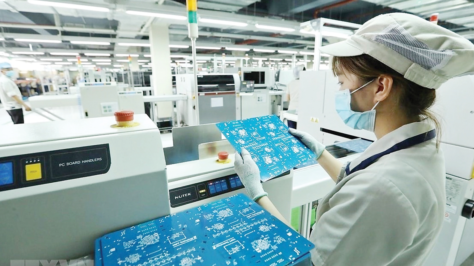 Phone exports surpass US$42 billion amid order shift toward Asia