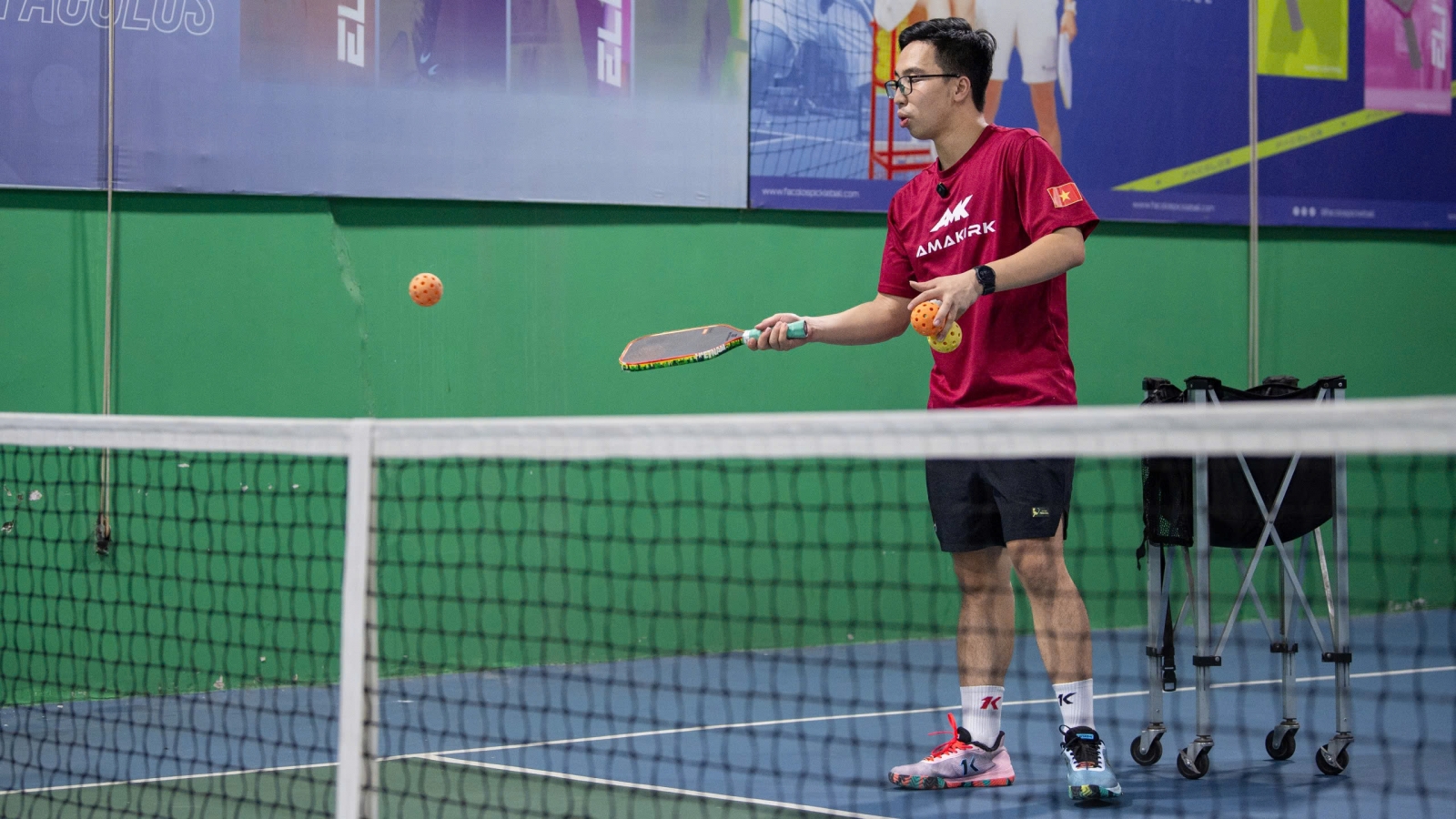 4 cách để xử lý cú giao bóng Lob của đối thủ trong Pickleball