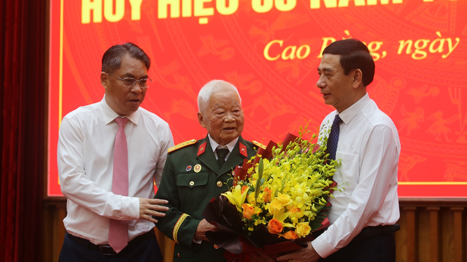 Phó Thủ tướng Phan Văn Giang trao Huy hiệu 80 năm tuổi Đảng tại Cao Bằng