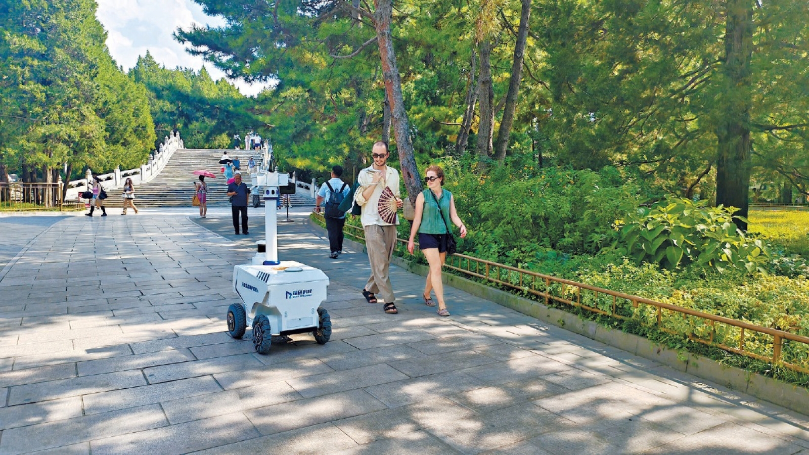 Bắc Kinh triển khai “nhân viên” robot tại các công viên