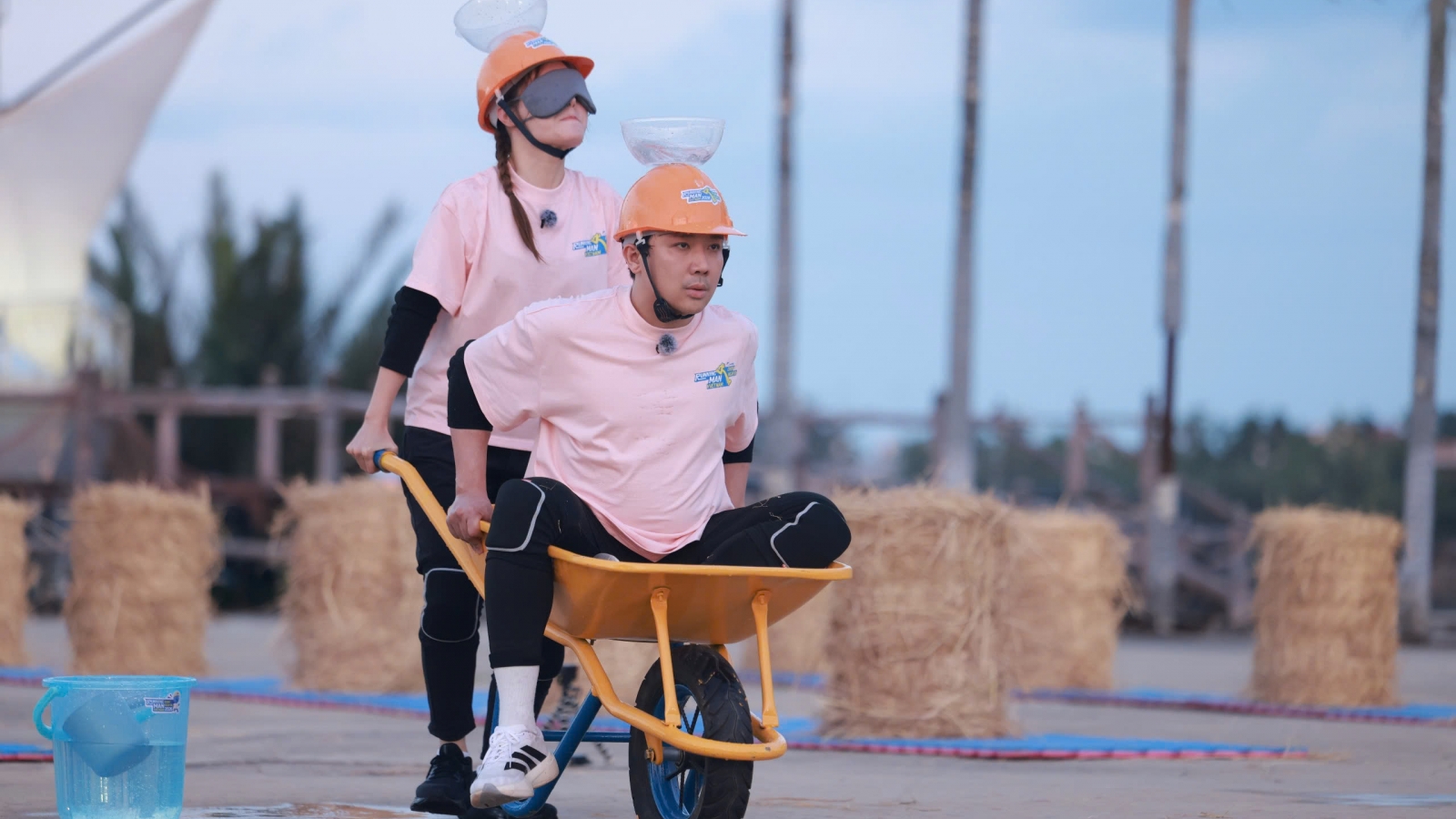 Diễm My 9X khiến Trấn Thành ngã nhào trong thử thách đẩy xe ở Running Man