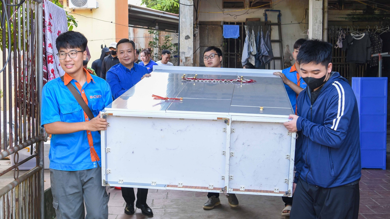 Đoàn viên, thanh niên tiếp sức người dân di dời phục vụ sân bay Gia Bình