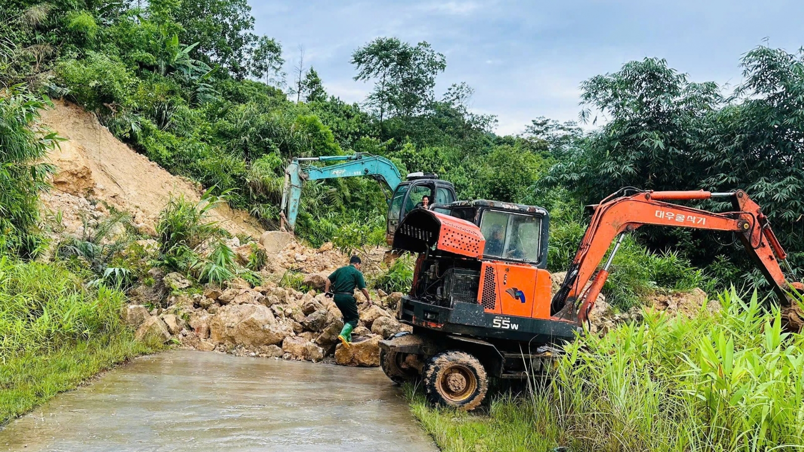Vừa thông xe, tuyến đường ở Lâm Thượng tiếp tục sạt lở, 455 hộ dân lại bị cô lập