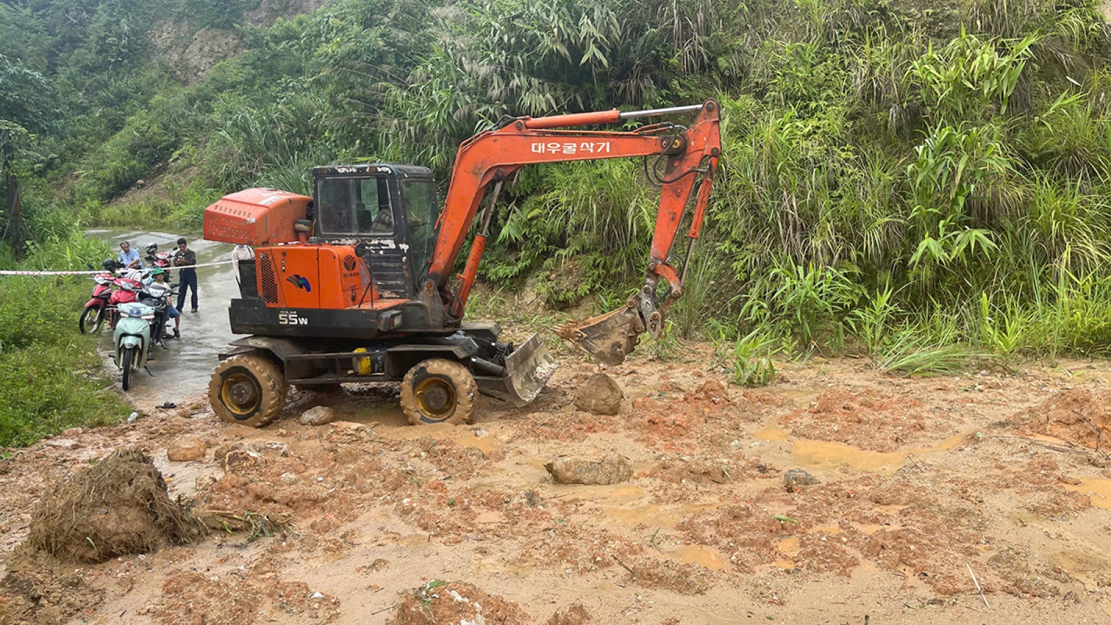 Thông xe sau sạt lở, hàng trăm hộ dân ở Lào Cai thoát cảnh cô lập