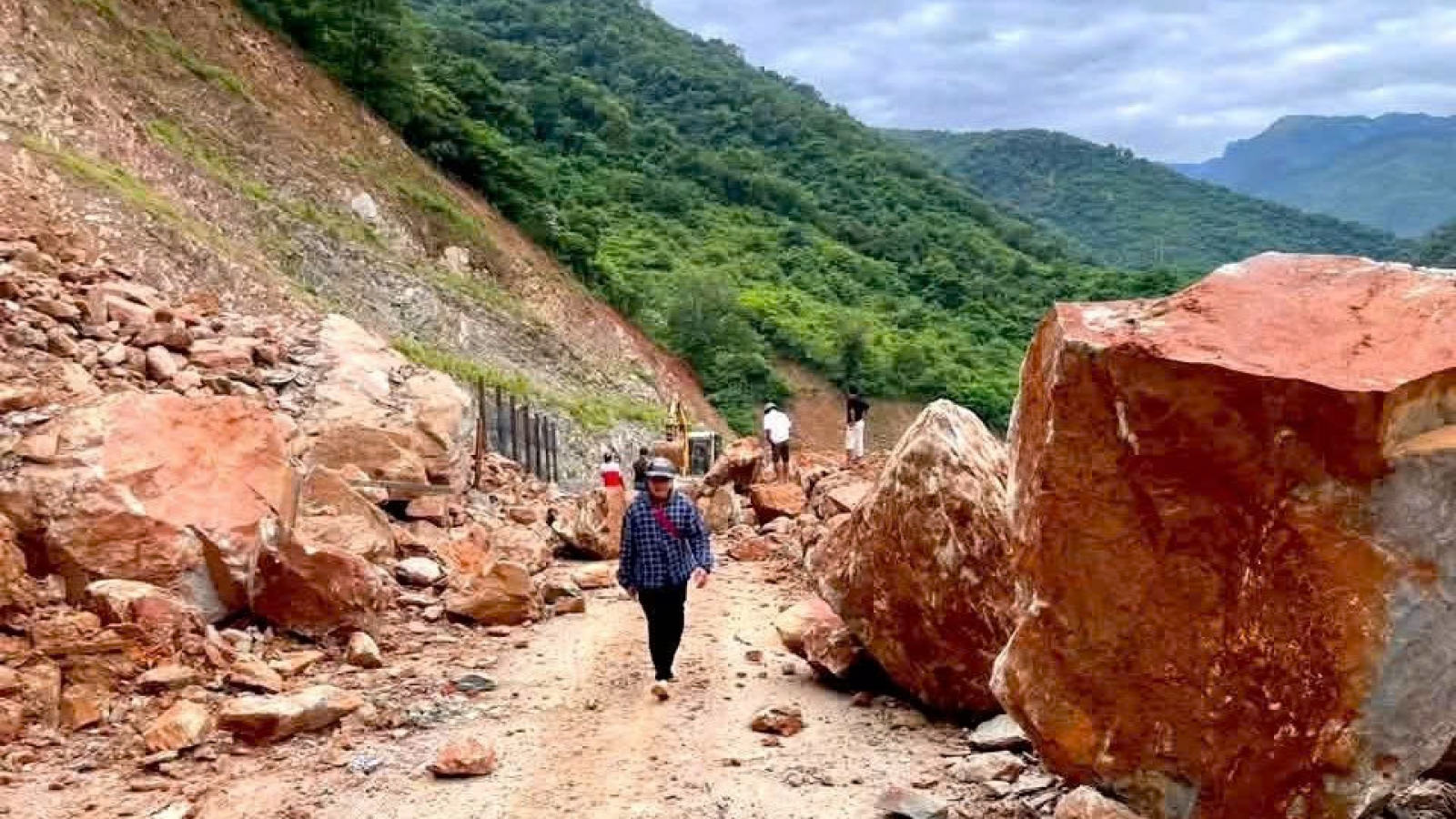 Đá khủng lăn trên núi chắn ngang đường độc đạo ở Nghệ An