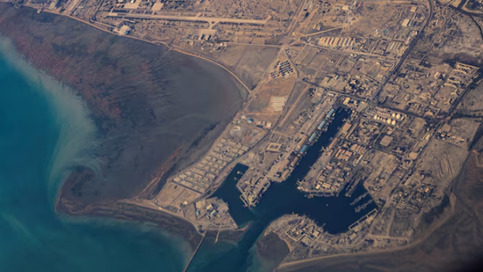 Iran tuyên bố cửa đóng hoàn toàn eo Hormuz