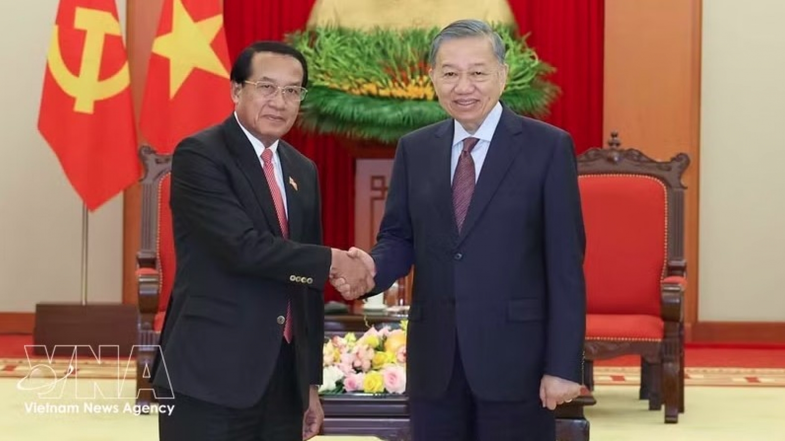 Vietnam gives highest priority to strengthening relations with Laos: Top leader
