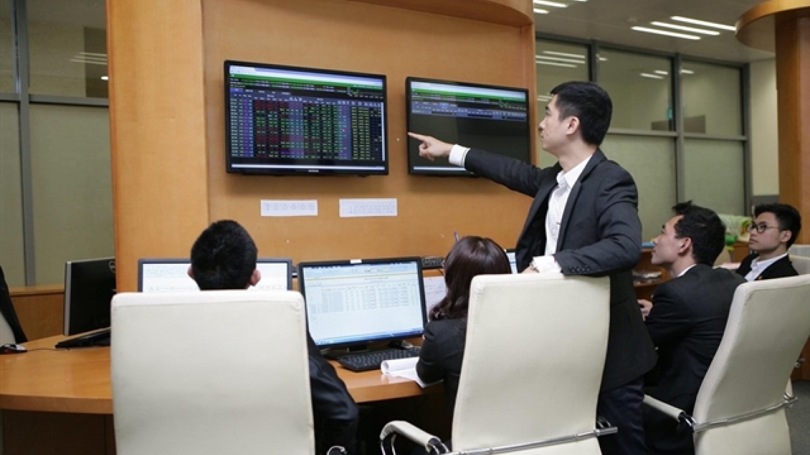 FTSE upgrade review may bring 30 Vietnamese stocks into global index basket