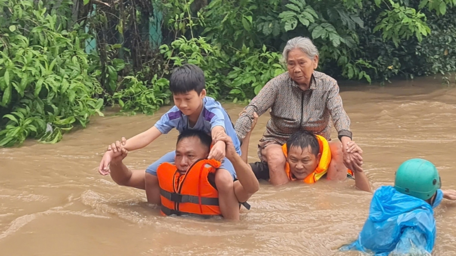Lũ trên sông ở Đông Bắc Bộ đang lên rất nhanh, yêu cầu sẵn sàng sơ tán người dân