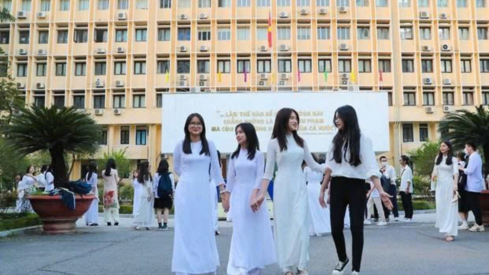 Vì sao điểm chuẩn sư phạm vẫn cao “chót vót” dù bài toán nhân lực đã khác?