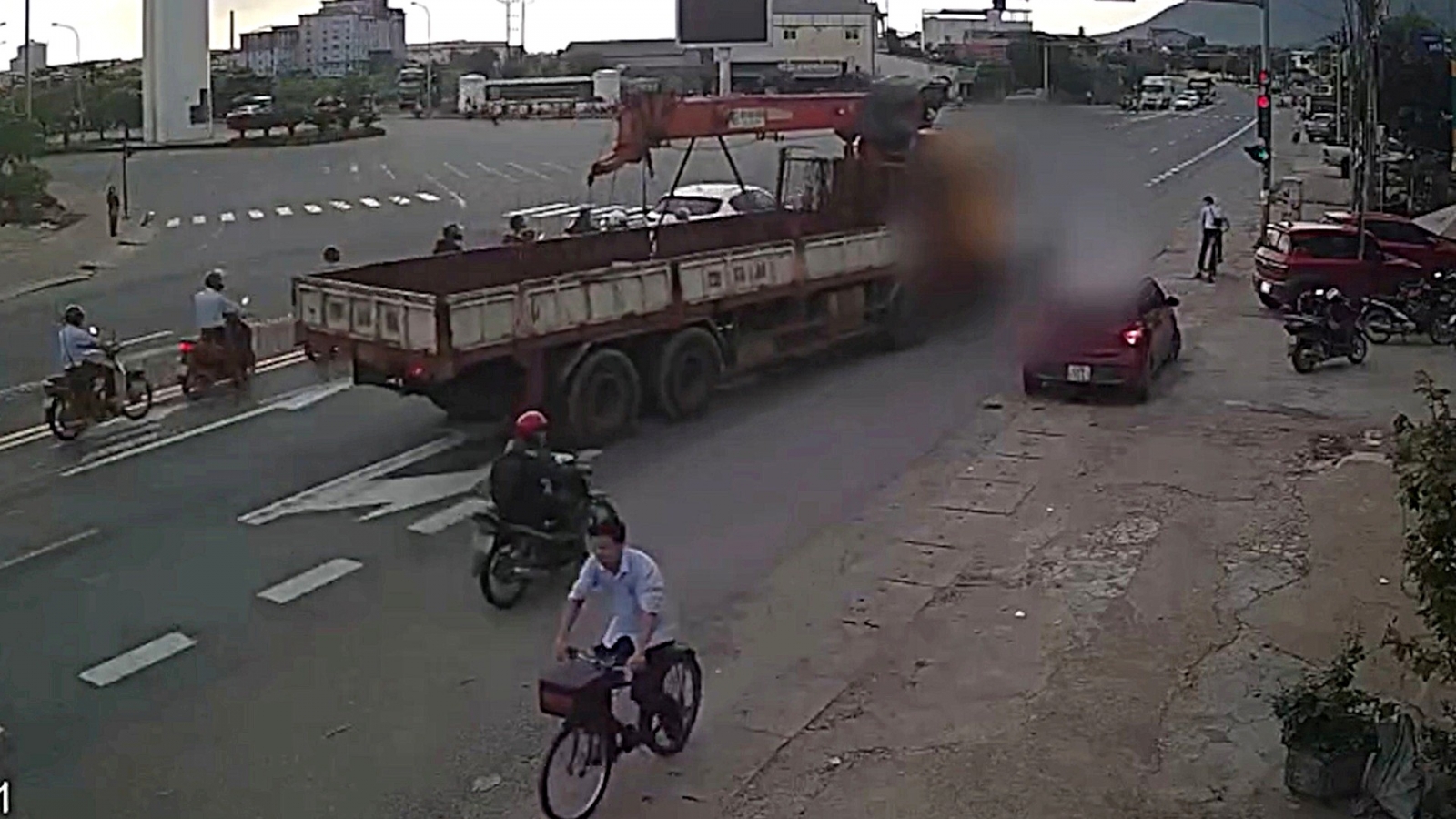 Xe tải tông 4 xe máy đang dừng chờ đèn đỏ ở Hà Tĩnh