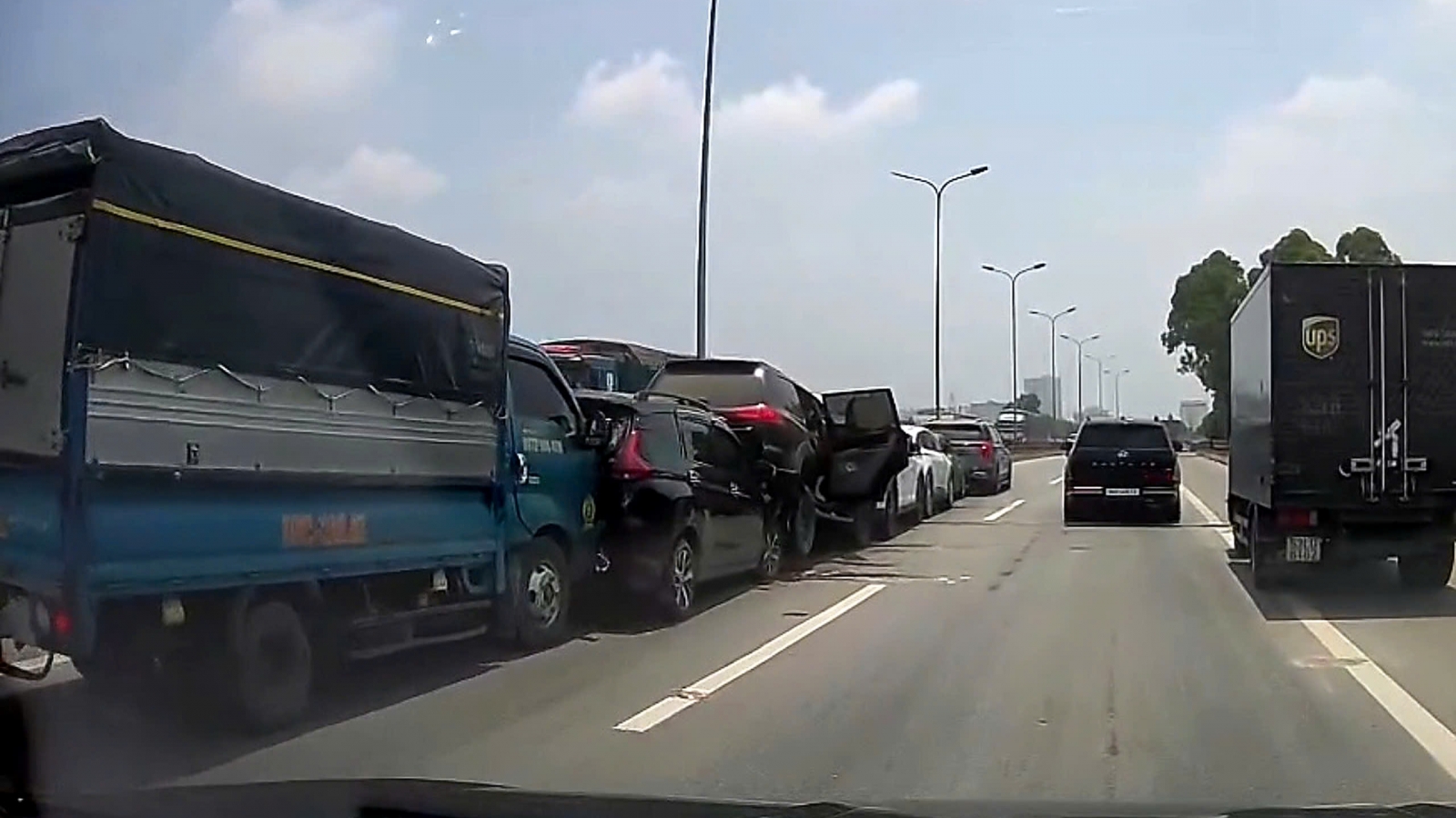 Va chạm liên hoàn giữa 7 ô tô trên quốc lộ 18 qua Bắc Ninh