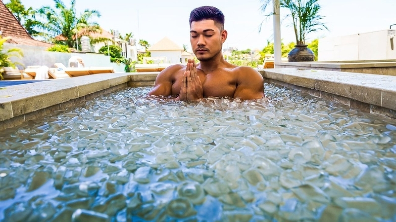 Tắm nước đá có tốt như lời đồn? Những rủi ro ít người biết