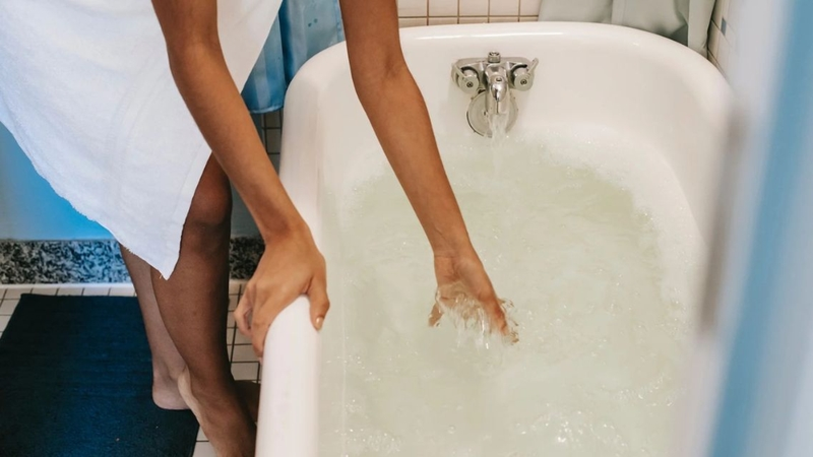 Tắm rượu: Phương pháp dân gian nhiều người áp dụng, hiệu quả ra sao?
