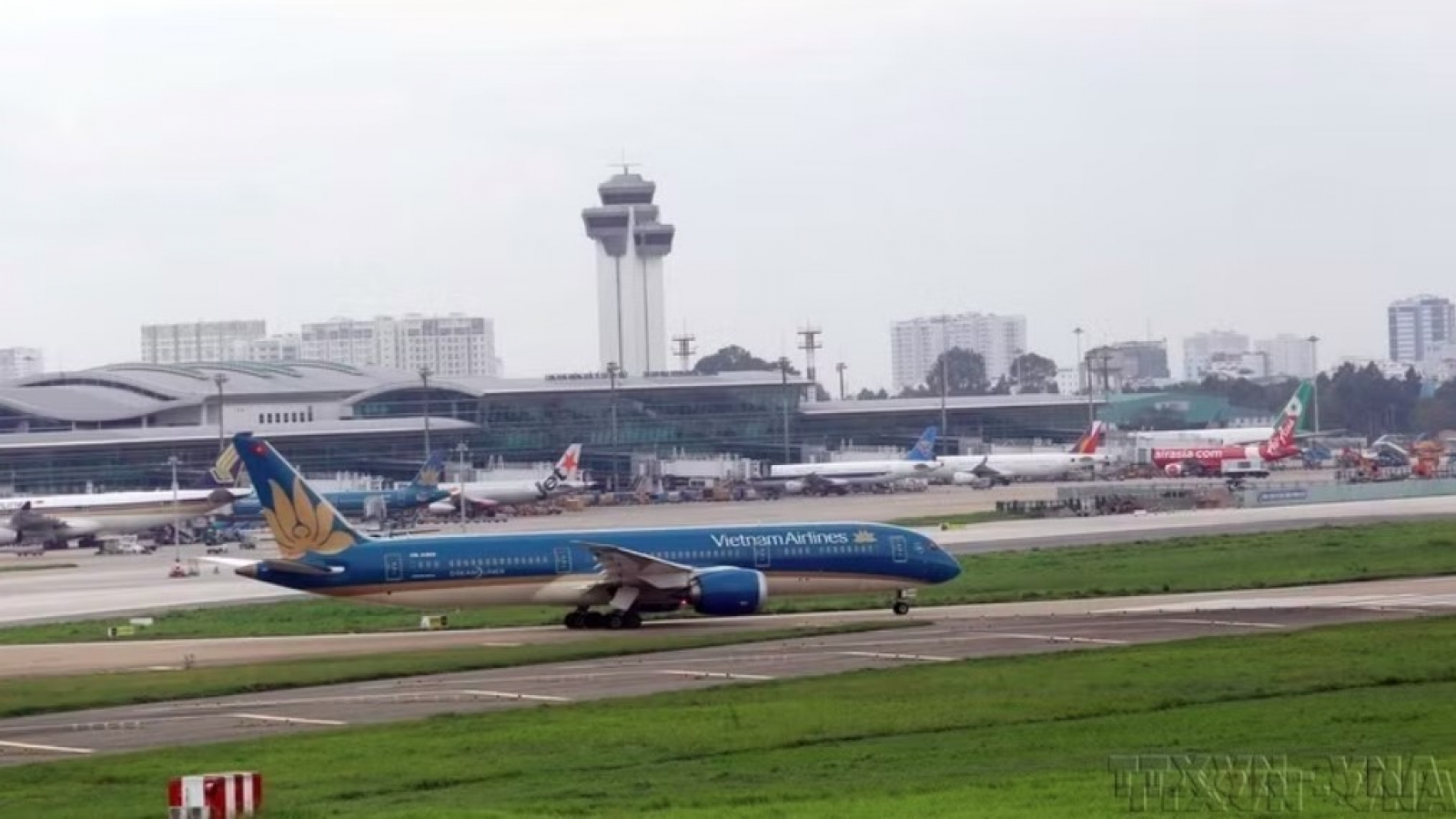 Kites ground flights at Tan Son Nhat as aviation authority calls for UAV controls