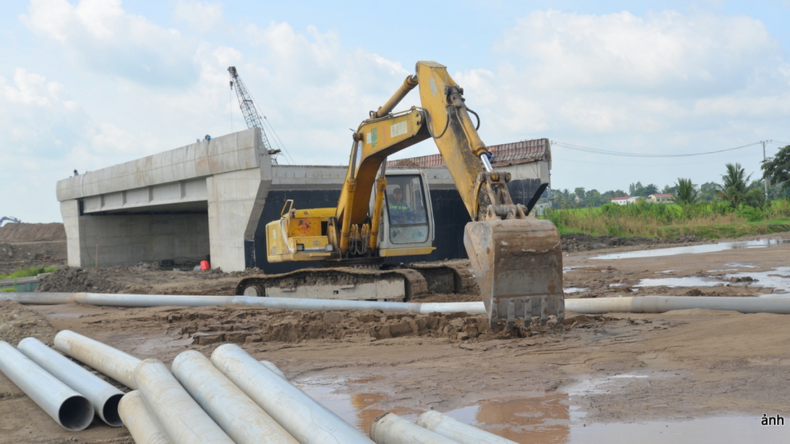Công trường không nghỉ lễ, quyết tâm đưa cao tốc qua Cần Thơ về đích